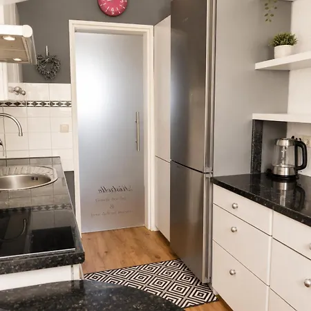 Living - 75 Qm Mit 2 Schlafzimmern Und Wohnbereich Appartement Sindelfingen